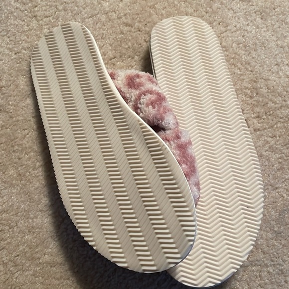 l*Space Kosy Kat Power Pink White Cheetah Print Crossover Slippers - Picture 3 of 7